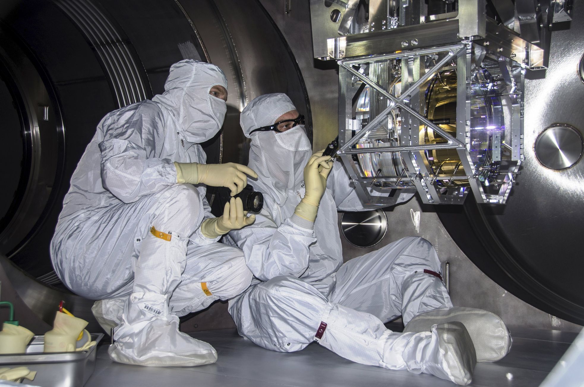 Technici LIGO v Louisianě kontrolují zařízení