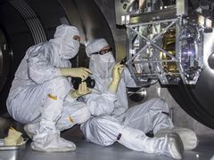 Technici LIGO v Louisianě kontrolují zařízení