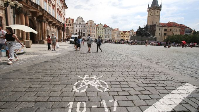 Pruhy značící zákaz jízdy na kole v centru Prahy.