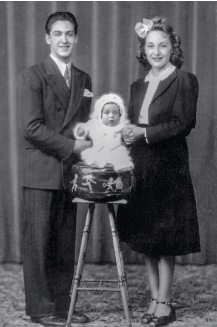 Já s otcem a matkou. Vypadám, jako by mě unesli. | Foto: Z knihy Sonny Boy