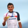 Richard Carapaz se zlatou medailí získanou v hromadném závodě mužů na OH 2020