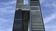 Dvě věže budovy spojené nejdelší zavěšenou konzolí na světě, které se říká The Link, navrhla japonská architektonická kancelář Nikken Sekkei.
