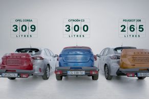 Svérázná reklama Škody ve Francii. Konkurenčním autům dala falešný kufr Fabie