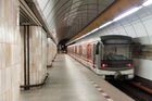 Mezi Smíchovským nádražím a Florencí nejezdí metro, pod soupravu spadl muž
