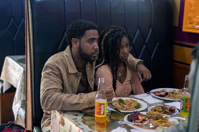 Jharrel Jerome v roli Akeda a Adia jako Natalia.