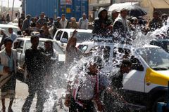 Jemenci vyšli do ulic, Sálih předá moc vládě a odjede