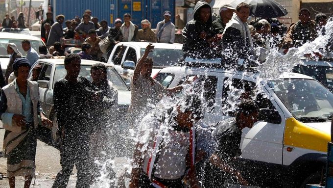 Armáda nasadila proti demonstrantům slzný plyn a vodní děla