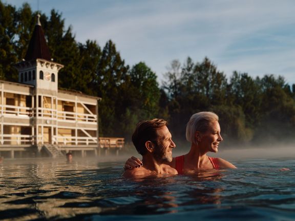 Místní lázně nabízejí širokou škálu terapeutických procedur, wellness programů a relaxačních aktivit pro návštěvníky všech věkových kategorií.