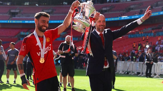 Kapitán Manchesteru United Bruno Fernandes a trenér Erik ten Hag s trofejí pro vítěze Anglického poháru, kterou získali v květnu po finálové výhře nad City