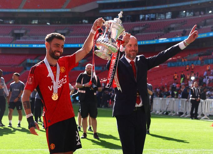 Kapitán Manchesteru United Bruno Fernandes a trenér Erik ten Hag s trofejí pro vítěze Anglického poháru, kterou získali v květnu po finálové výhře nad City