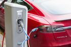 "Zaplatit za každý kilometr je spravedlivé." Britům chybí kvůli elektroautům peníze