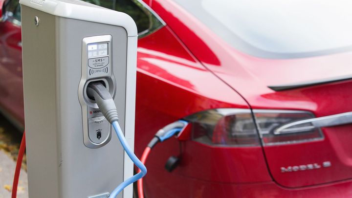 "Zaplatit za každý kilometr je spravedlivé." Britům chybí kvůli elektroautům peníze
