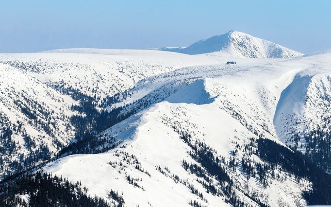 Krkonoše z výšky. Zimní snímky od Vrbatovy boudy až po Sněžku