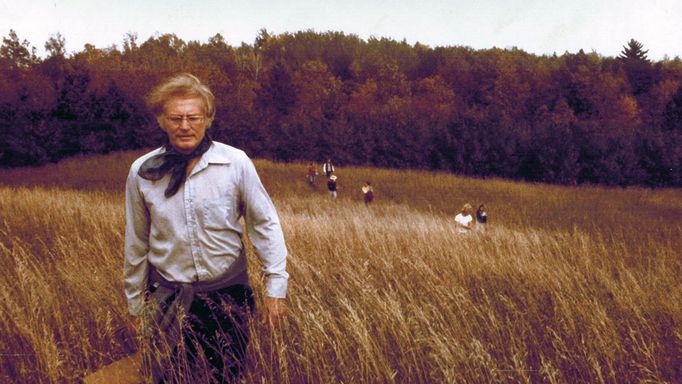 Robert Bly (na snímku) byl potomkem norských farmářů a rybářů.