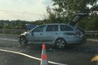Na dálnici D8 ve směru na Ústí se srazilo auto s autobusem, dva lidé utrpěli lehčí zranění