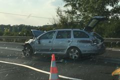 Na dálnici D8 ve směru na Ústí se srazilo auto s autobusem, dva lidé utrpěli lehčí zranění