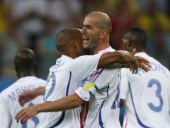 Francouzský útočník Thierry Henry (vlevo) se raduje ze svého gólu v síti Brazílie společně se svým spoluhráčem Zinedinem Zidanem.