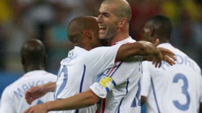 Francouzský útočník Thierry Henry (vlevo) se raduje ze svého gólu v síti Brazílie společně se svým spoluhráčem Zinedinem Zidanem.