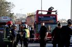 Autobus s otevřenou střechou na Maltě narazil do větví. Dva turisté zemřeli, padesát zraněných