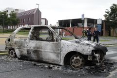 Nepokoje ve Francii: Na severu hořela auta i školka