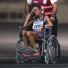 Vyčerpaná Italka Giovanna Episová při maratonu na MS v atletice v Dauhá 2019