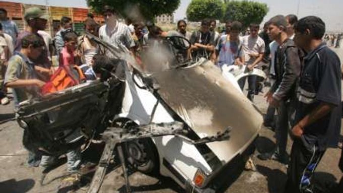 Přesný zásah. Palestinci u zbytků automobilu, v němž cestovala čtveřice bojovníků Islámského džihádu