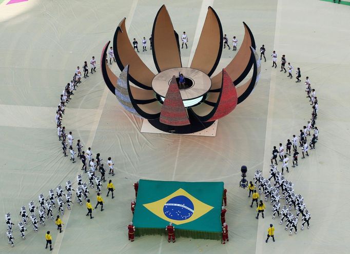 Performers take part in the 2014 World Cup opening ceremony at the Corinthians arena in Sao Paulo June 12, 2014. REUTERS/Fabrizio Bensch (BRAZIL - Tags: SOCCER SPORT WORL