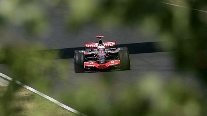 Fernando Alonso s McLarenem při pátečním tréninku na Velkou cenu Maďarska.