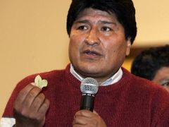 Bolívijský prezident Evo Morales drží lístek koky na setkání s domorodými vůdci.