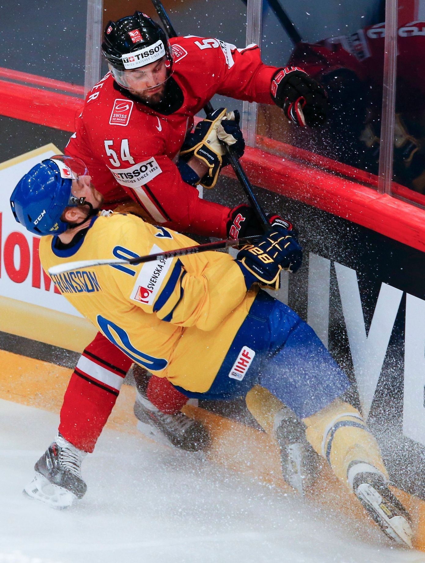 Hokej, MS 2013, Švédsko - Švýcarsko: Johan Fransson - Philippe Furrer (54)