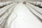 Horské silnice pokryl namrzlý sníh, provoz ztěžuje mlha