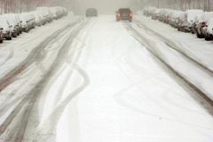 Horské silnice pokryl namrzlý sníh, provoz ztěžuje mlha