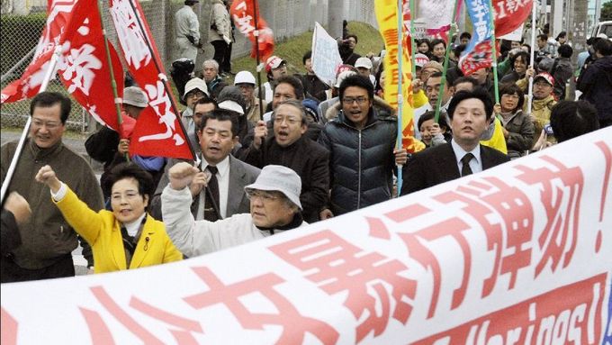 Demonstrace místních obyvatel před jednou z amerických základen na japonském ostrově Okinawa