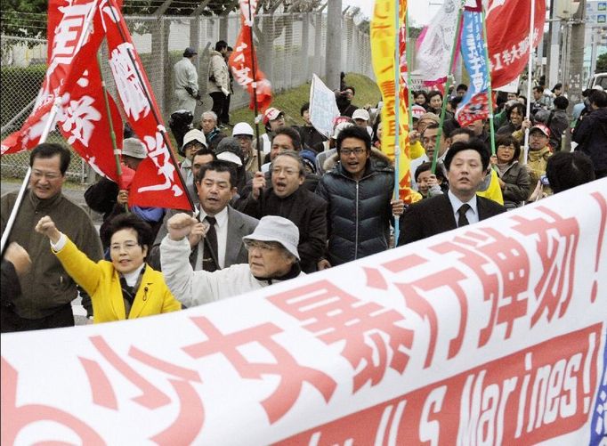 Demonstrace místních obyvatel před jednou z amerických základen na japonském ostrově Okinawa