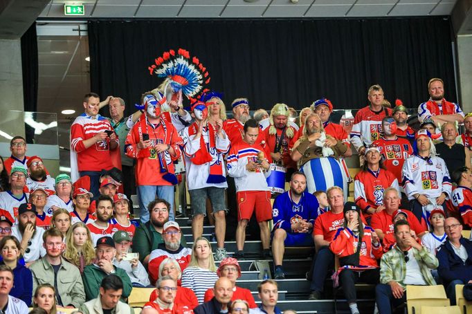 Čeští fanoušci v zápase proti Dánsku na MS v hokeji 2025 v Herningu