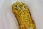 ...výborné jídlo (na snímku tradiční dezert cannoli)...