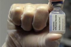 Rathův kraj kritizuje vakcíny. Jste jediní, říká stát