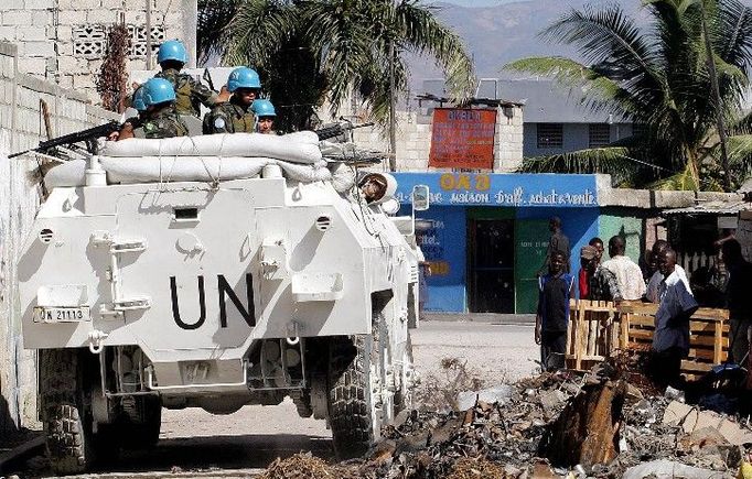 PORT-AU-PRINCE (Haiti) - Brazilské jednotky OSN hlídaly v sobotu v ulicích Port-au-Prince na Haiti. Dva mírotvůrci byli zabiti, tři zraněni při přestřelce mezi jednotkami OSN a místními gangy.