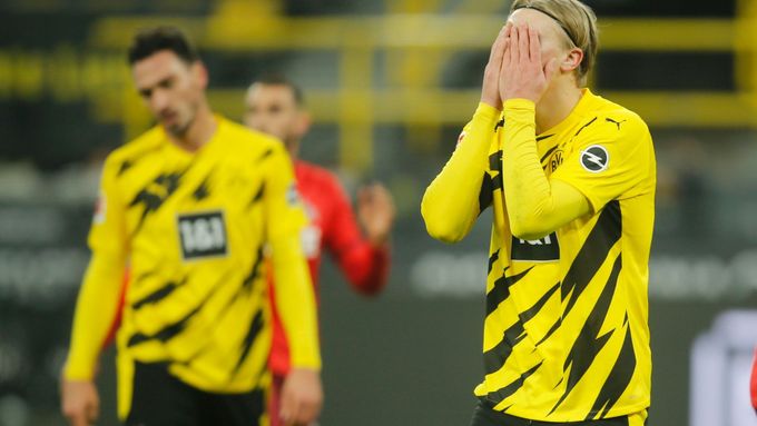 Zklamaný kanonýr Erling Braut Haaland v utkání Dortmund - Kolín.