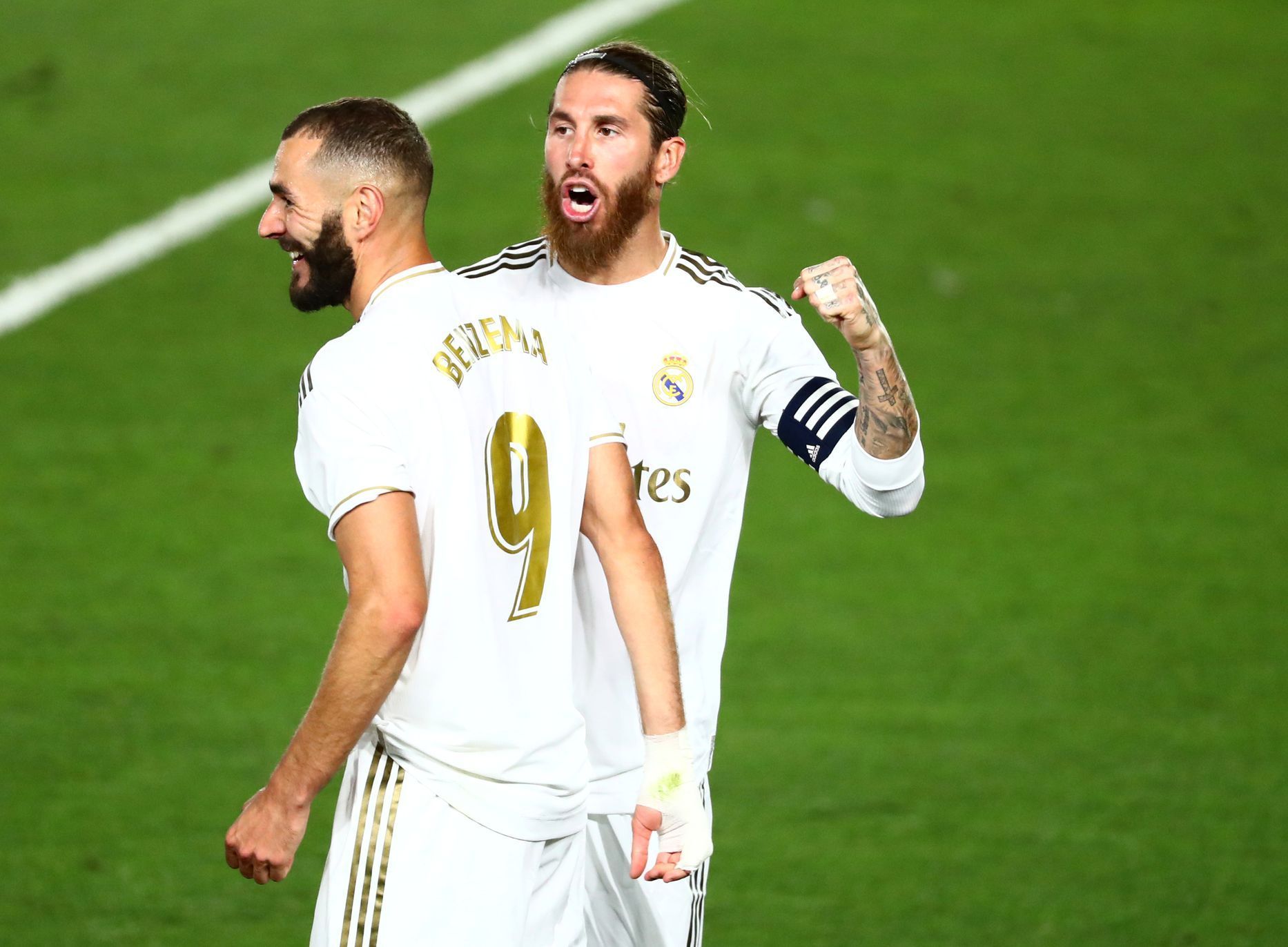 Real Madrid slaví zisk 34. titulu ve španělské lize, Karim Benzema a Sergio Ramos