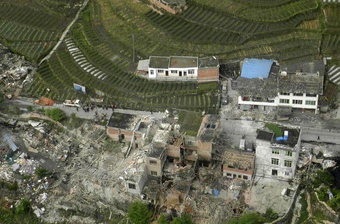 An aerial view shows houses damaged after a strong earthquake in Lushan county, Ya'an, Sichuan province, April 20, 2013. At least fifty-six people were killed and more than 500 others injured in the earthquake, according to Xinhua News Agency. REUTERS/China Daily (CHINA - Tags: DISASTER ENVIRONMENT TPX IMAGES OF THE DAY) CHINA OUT. NO COMMERCIAL OR EDITORIAL SALES IN CHINA Published: Dub. 20, 2013, 6:06 dop.