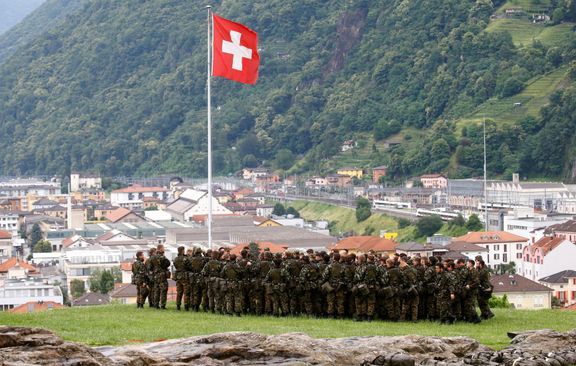 Nástup švýcarské armády. Alpská republika není členem NATO a stálé má povinnou vojenskou službu.