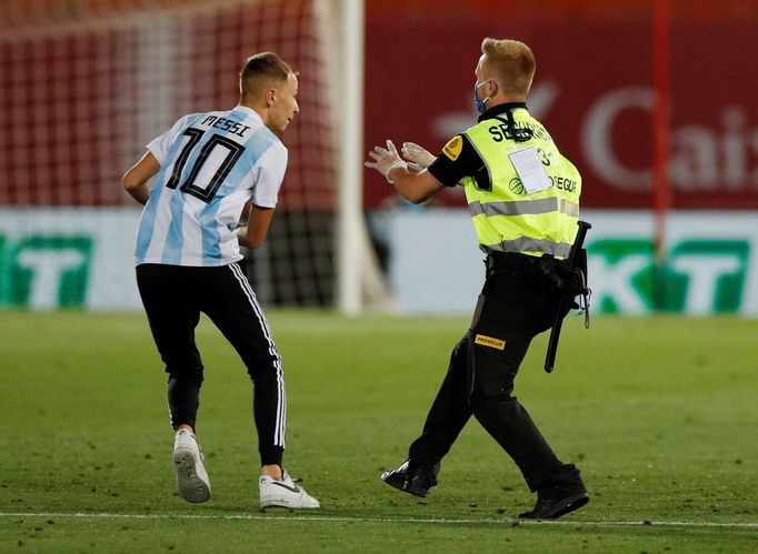 RCD Mallorca - FC Barcelona: Fanoušek v dresu Messiho vnikl na trávník.