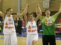 Romana Stehlíková (vpravo) se raduje s Horákovou a Kulichovou (vlevo) z postupu do finále Final Four. Sama ale do euroligových zápasů zasahuje sporadicky.