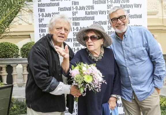 S manželkou Vlastou Chramostovou a Jiřím Bartoškou na karlovarském filmovém festivalu.