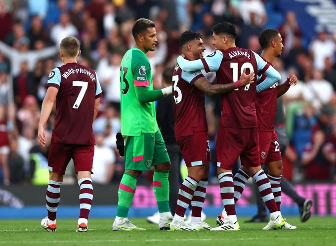 Radost fotbalistů West Hamu po vítězství nad Brightonem