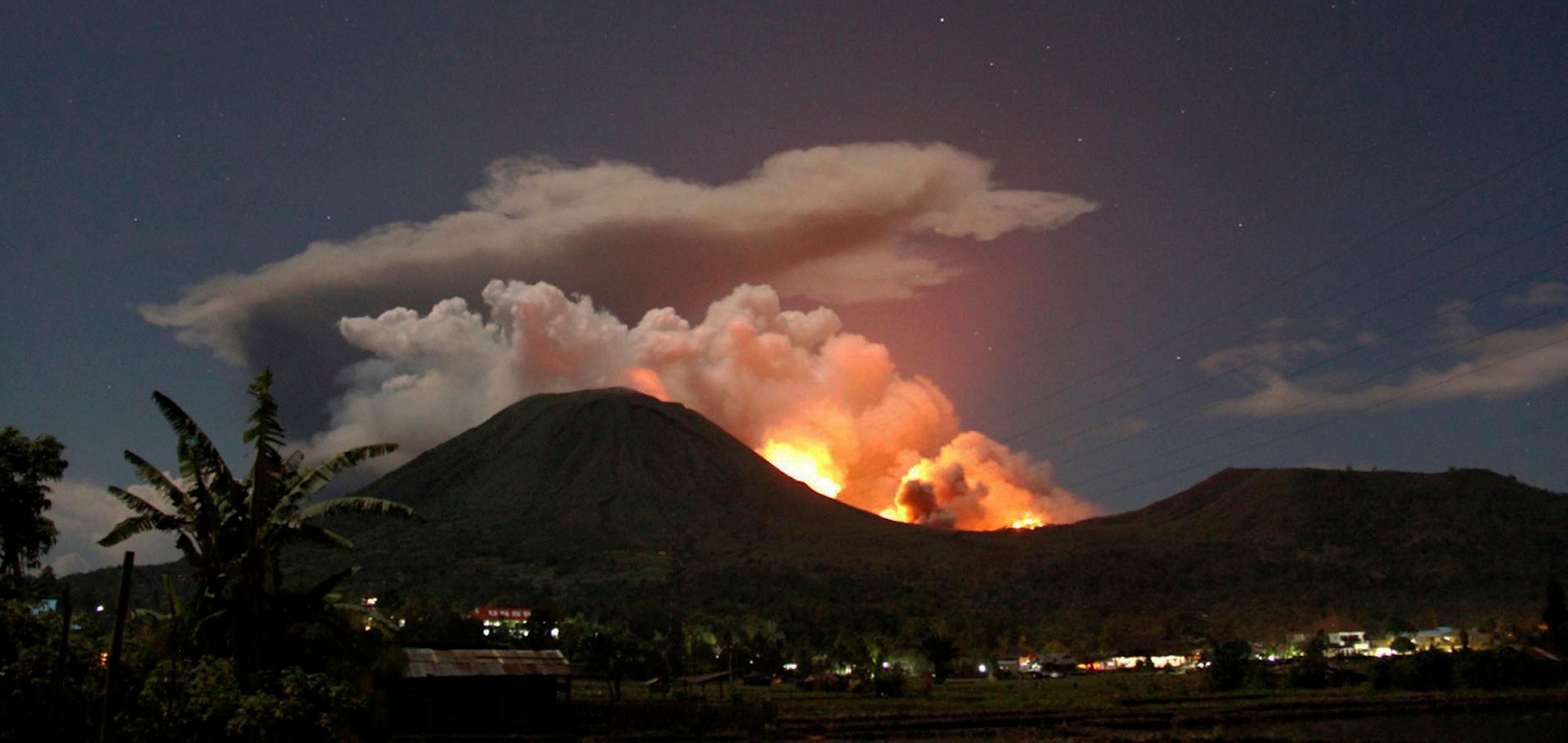 Indonéská sopka Mount Lokon se probudila