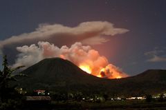 Indonéská sopka Lokon zase v činnosti, šíří se panika