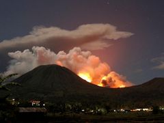 Loni se probudila indonéská sopka Mount Lokon.