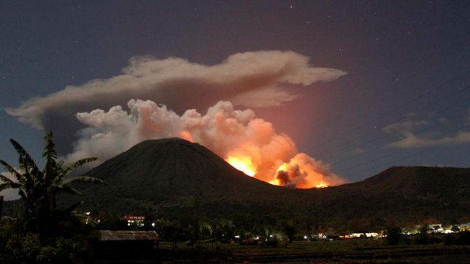 Indonéská sopka Mount Lokon se probudila